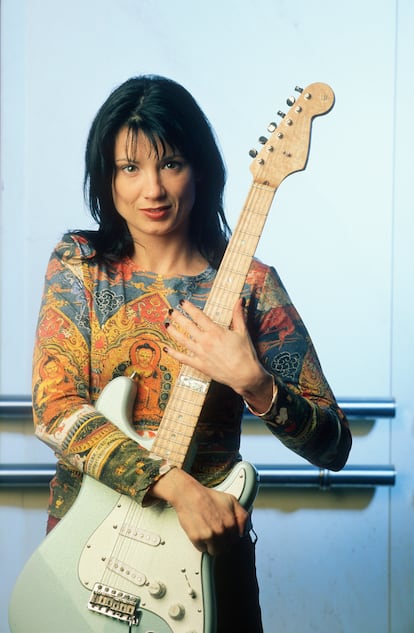 Brooks posing en un retrato publicitario, guitarra en mano, en 1997.