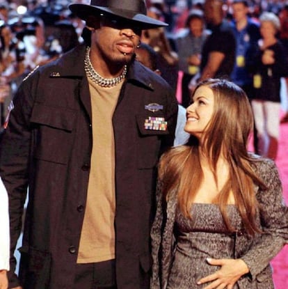 <p>Nueve días es lo que duró el matrimonio entre Dennis Rodman y Carmen Electra. La celebración de su boda fue en noviembre de 1998 tras una juerga de alto voltaje en Las Vegas. El jugador de la NBA dijo en los papeles del divorcio que estaba “demente” durante la ceremonia.</p> <br> <p> <p> “Crees que es romántico, pero luego piensas… ¿lo hicimos en Las Vegas? Es como pedir una hamburguesa con queso de un fast food”, dijo la actriz en una ocasión, quien poco antes de la boda había perdido a su madre y a su hermana. Aunque la pareja presentó la demanda de divorcio se reconcilió tiempo después, pero a los cuatro meses decidieron poner punto y final a su matrimonio. </p> <br> <p>