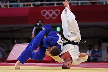 El alemán Dominic Ressel (a la derecha) y el holandés Noel van T End compiten por la medalla de bronce del equipo mixto de judo.