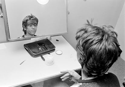 Peter Gabriel se prepara para un concierto de presentación de la gira 'Lamb Lies Down On Broadway ' en 1975.