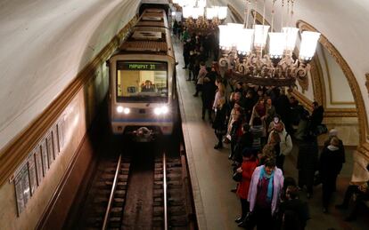 Viajeros esperan la llegada del tren en la estacin Kurskaya.