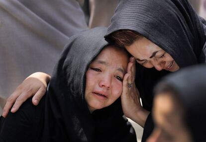 Una niña llora durante el funeral de un familiar en Kabul (Afganistán).