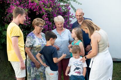Carmen y Valentina junto a los nietos de esta, Yaroslav, Zlata y Macar y dos voluntarios que les ayudan en su estancia en España, Jaime y María y su hijo.
