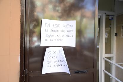 El cartel colocado en la puerta del ambulatorio. N. G.