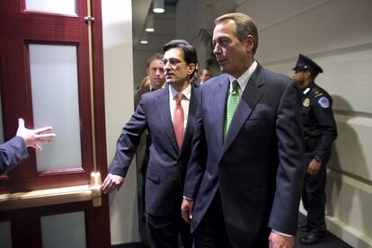El presidente de la cámara, el republicano John Boehner, y el líder de la mayoría en esa corporación, Eric Cantor (i), entran a una reunión con miembros de su partido en la sede del Legislativo, en Washington (EE UU).