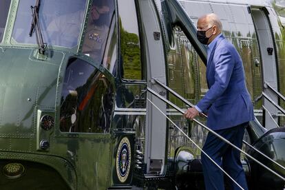 El presidente Joe Biden sube al helicóptero oficial, el 'Marine One', este sábado en Washington.