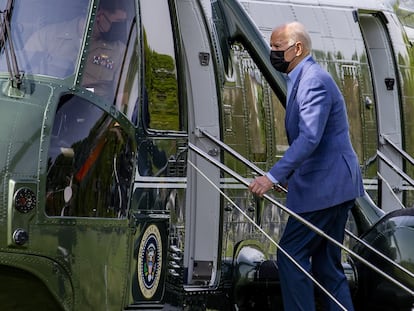 El presidente Joe Biden sube al helicóptero oficial, el 'Marine One', este sábado en Washington.