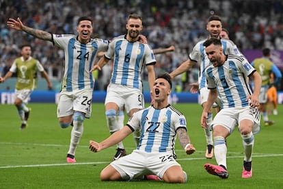 Lautaro Martínez celebra con sus compañeros de la selección argentina el penalti que les ha dado la victoria frente a Holanda. 