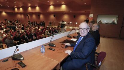 Frans Timmermans, vicepresidente de la comisión europea, en el salón de actos de la Facultad de Ciencias Políticas de la Universidad Complutense