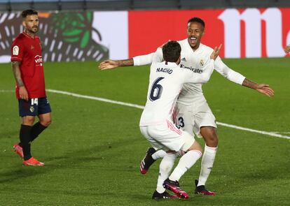 Militao celebra con Nacho su gol ante Osasuna este sábado en Valdebebas.