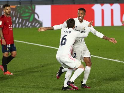 Militao celebra con Nacho su gol ante Osasuna este sábado en Valdebebas.