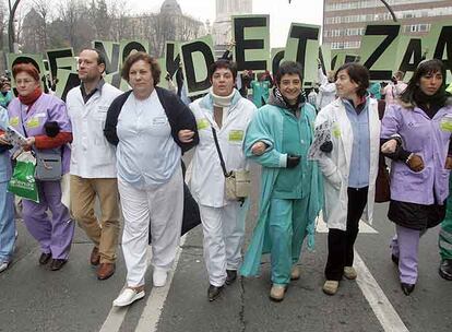 Trabajadores de Osakidetza, durante la manifestación convocada por las centrales en Bilbao el pasado 15 de diciembre.