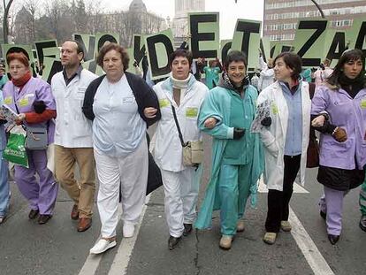 Trabajadores de Osakidetza, durante la manifestación convocada por las centrales en Bilbao el pasado 15 de diciembre.