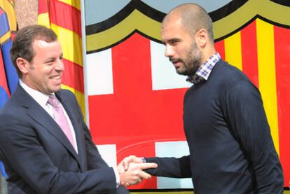 Guardiola y Rosell posan tras la renovación del técnico.