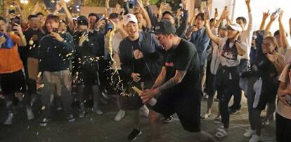 Manifestantes prodemocracia celebran el resultado de las elecciones en Hong Kong. 