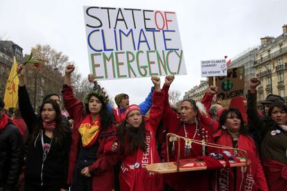 Representantes de los pueblos indígenas se manifiestan en París.