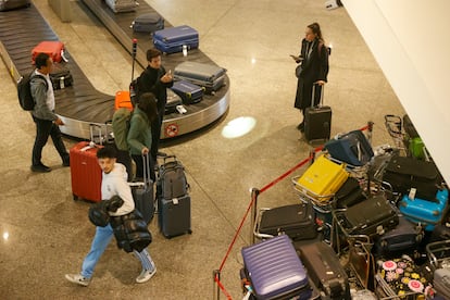 Maletas acumuladas ayer en la terminal de Bilbao al no poder ser cargadas en los aviones que parten del aeropuerto por la huelga del "handling" en Iberia.