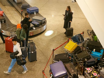 Maletas acumuladas ayer en la terminal de Bilbao al no poder ser cargadas en los aviones que parten del aeropuerto por la huelga del "handling" en Iberia.