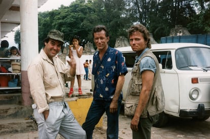 Oliver Stone, con James Woods y John Savage en México en 1985 en el rodaje de 'Salvador'.