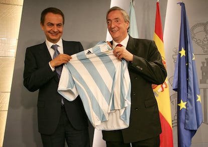 El presidente argentino, Néstor Kirchner, entrega al presidente del Gobierno español, José Luis Rodríguez Zapatero, una camiseta de la selección albiceleste durante su visita a España en junio de 2006.