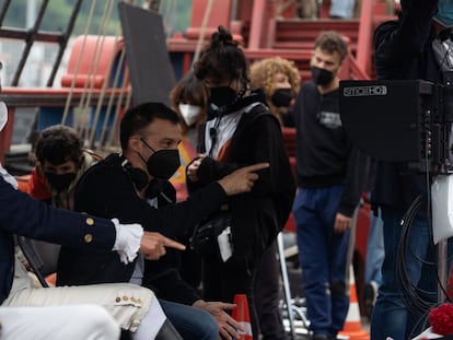 Alejandro Amenábar, con los actores de 'La Fortuna', en un momento del rodaje.