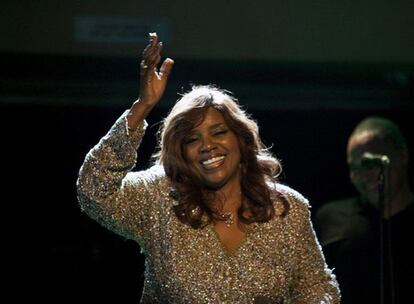 La cantante estadounidense Gloria Gaynor ha asegurado estar muy contenta por el retorno de Whitney Houston a la actividad musical tras sus problemas con las drogas. "Estoy muy contenta porque he rezado mucho por ella", ha manifestado la artista. Whitney Houston ha anunciado que el próximo 1 de septiembre publicará su séptimo disco de estudio, <i>I look to you</i>, lo que supone su vuelta a la música tras siete años de ausencia.