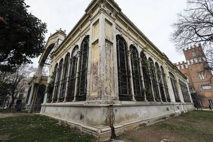L'edifici està molt danyat després de més d'un segle que es construís.