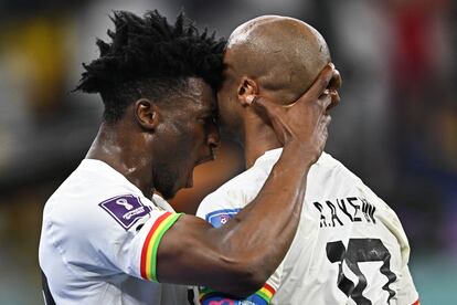 El ghanés Andre Ayew (izquierda) celebra con su compañero de selección Mohammed Kudus el primer gol marcado a Portugal.