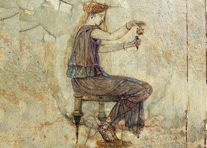 Fresco del siglo I A. C. de una mujer manipulando perfume en Pompeya.