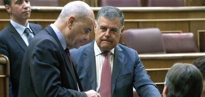 Manuel Chaves y Jos&eacute; Antonio Viera (centro) en el Congreso de los Diputados en abril de 2014.