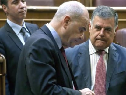 Manuel Chaves y Jos&eacute; Antonio Viera (centro) en el Congreso de los Diputados en abril de 2014.