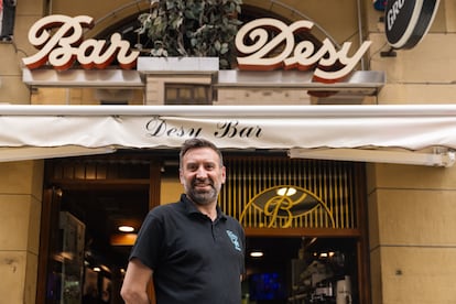 Gorka Pérez en la puerta de su Bar Desy, en San Sebastián.