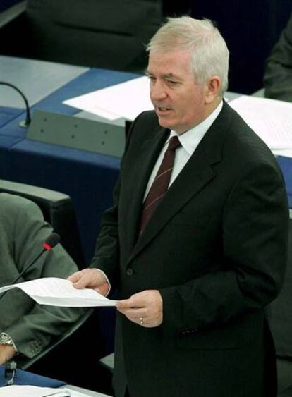 El comisario europeo Charlie McCreevy, ayer en Estrasburgo.