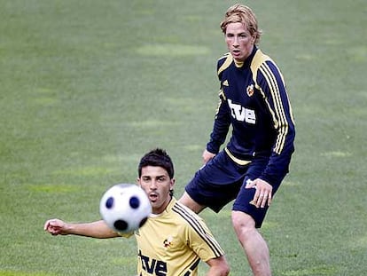 Villa, en primer plano, y Fernando Torres ayer en la sesión de entrenamiento.
