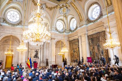 El rey Felipe VI ofrece un discurso con motivo de la imposición de condecoraciones al mérito civil en el Palacio Real.