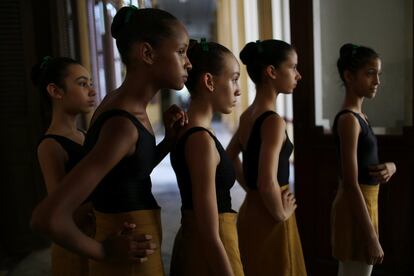 El ballet cubano fusiona lo mejor del ballet ruso, francés, italiano, inglés y estadounidense con el estilo latino y la sensualidad afrocubana. En la imagen, alumnas esperan su turno para entrar a clase.