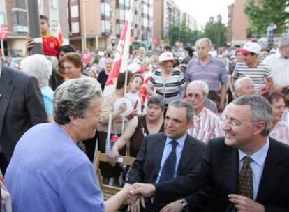 Sebastián, Simancas y el ministro Caldera saludan al público en Vallecas.