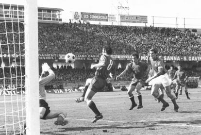 Pirri eleva la pelota ante Zoff y marca el 0-1. Tras él, Amancio y Fachetti.