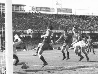 Pirri eleva la pelota ante Zoff y marca el 0-1. Tras &eacute;l, Amancio y Fachetti.