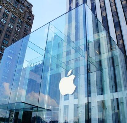 <p>Los empleados de <a href="https://www.apple.com/">Apple</a> destacan por encima de todo el ambiente de trabajo. No solo por el buen clima, sino también por el enriquecimiento sobre el sector tecnológico que se adquiere al estar en contacto con gente muy talentosa y con gran conocimiento sobre este campo. Una ventaja también muy comentada son los descuentos que se obtienen en los productos de la marca de la manzana, teniendo en cuenta su alto precio de mercado. Por otra parte, a pesar de que parecía que Apple perdía su liderazgo en 2011, con el fallecimiento de su creador, Steve Jobs, lo cierto es que Tim Cook está muy bien valorado por el 94% de la plantilla (80.000 personas). La formación también es un valor añadido. Dentro del campus de Apple, en Cupertino, California, la empresa creó una universidad con el objetivo de inculcar a la plantilla la cultura empresarial de la marca y formación sobre comunicación, digitalización o gestión de proyectos. Por último, los empleados señalan el salario, que según Glassdoor se sitúa en 100.000 euros anuales para un ingeniero de <em>software</em> medio.</p>