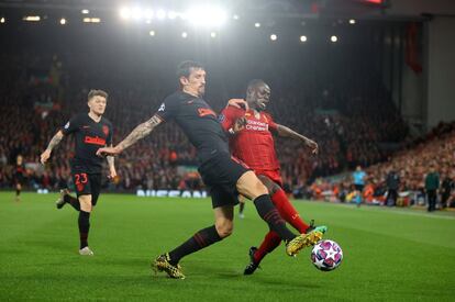 Stefan Savić y Sadio Mané disputan el balón. 