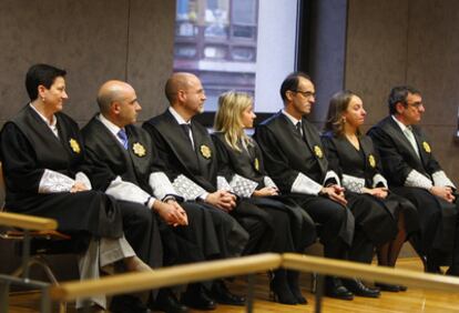 Los siete nuevos jueces por el cuarto turno que ayer tomaron posesión de sus cargos en Bilbao.