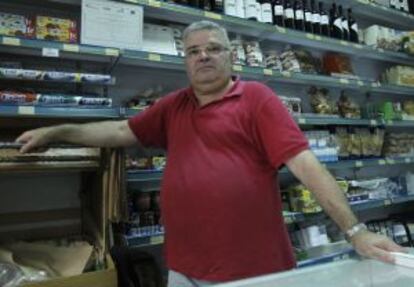 Ángel Pena, en su tienda de alimentación.