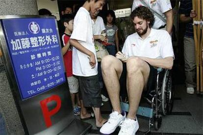 Gasol firma autógrafos a la salida del hospital en el que fue sometido a diversas pruebas médicas.