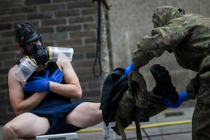 Dos militares proceden a descontaninarse tras desinfectar un centro de mayores de Vigo  (Pontevedra).