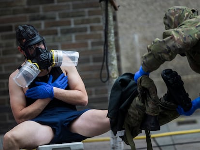 Dos militares del Ejérciro de Tierra proceden a descontaminarse tras desinfectar un centro de mayores en Vigo (Pontevedra).