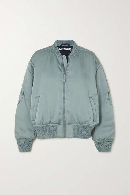 En versión extra grande, con las mangas fruncias y en uno de los colores clásicos de esta prenda. Así es la bomber de satén de ACNE Studios.

670€