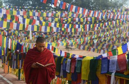 Un monje budista reza en el templo de Mahabodhi (India).