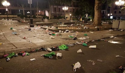 La plaza del Rey, tras el botellón de esta pasada madrugada.