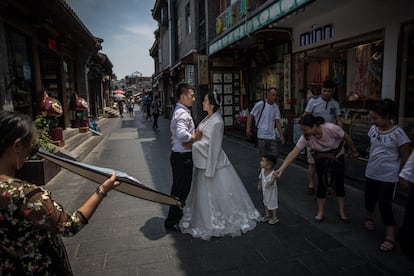 Una pareja de novios, en una calle de Pekín, durante la sesión de fotos de preboda, el 20 de septiembre de 2018.